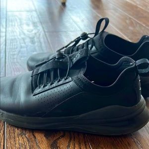 Black size 9.5 cloves non slip shoes!